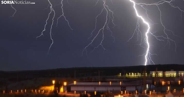 Una descarga eléctrica cerca de la capital este fin de semana. /SN