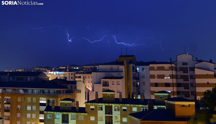 Una descarga eléctrica sobre la capital esta madrugada de miércoles. /SN