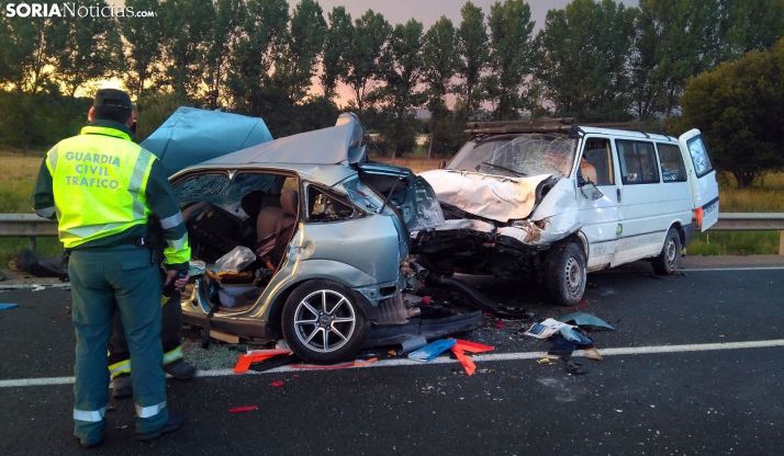 AMPLIACIÓN: Colisión entre furgoneta y turismo en Toledillo