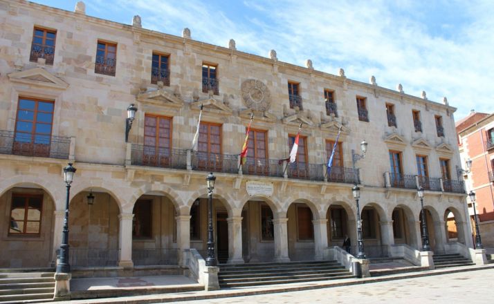 El Ayuntamiento convoca un minuto de silencio por la mujer asesinada en Salas de los Infantes