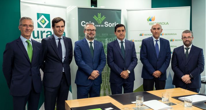 Responsables de la Caja y de la eléctrica tras la rúbrica del acuerdo. 