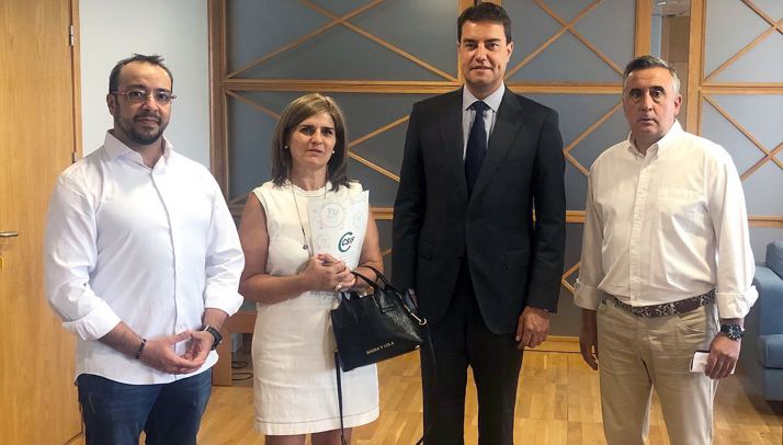 Responsables del sindicato con el consejero (2º dcha.). 