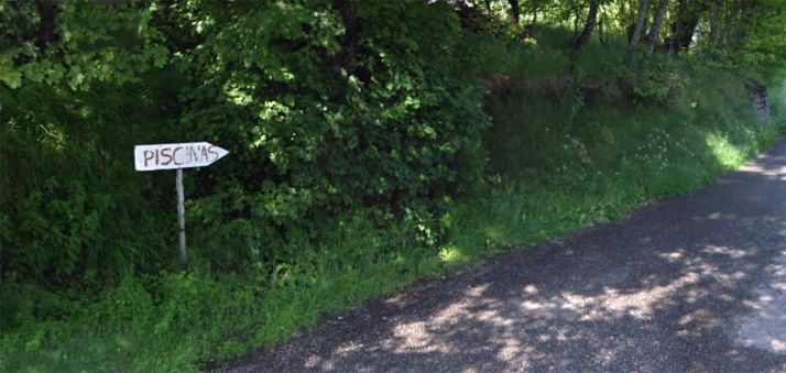 Cartel indicativo a las piscinas de la localidad leonesa. /GM