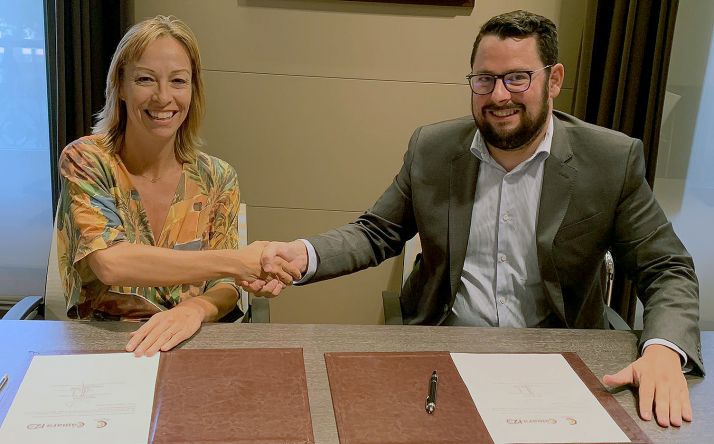Bárbara Apraiz y Alfredo García en la firma del convenio. /CCISS