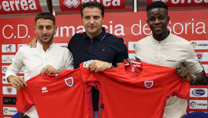 Adri Castellano (izda.) y Admonio Vicente (dcha.) en su presentación, con el director deportivo del club. /CDN