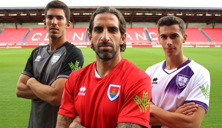 Los tres capitanes rojillos con las indumentarias para la temporada 2019-2020. /CDN