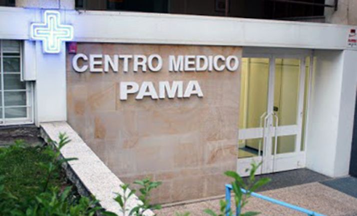 Entrada al Centro Médico Pama, impulsado por el finado. 