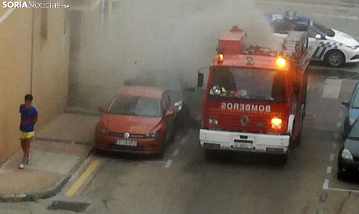 Intervención de los bomberos en el incendio del vehículo en la calle Las Casas. /SN