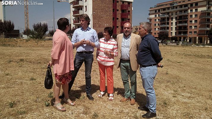 Gallizo, Mínguez, Martín, Latorre y Antón en la parcela cedida por el Ayuntamiento. /SN