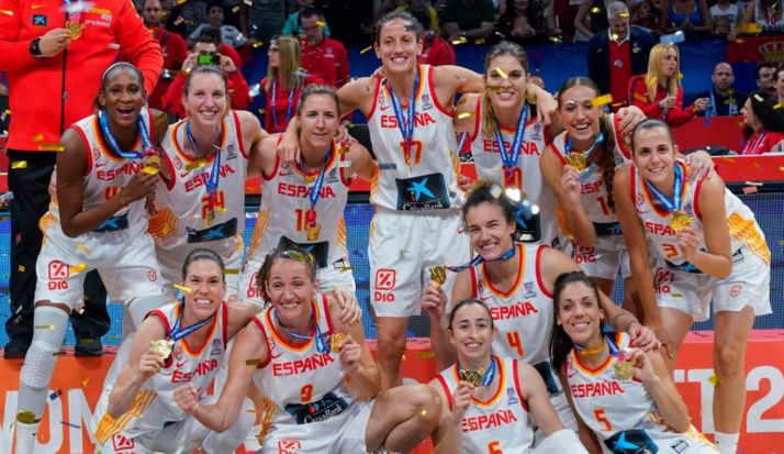 Cristina, primera por la derecha abajo, celebrando el triunfo. /feb.es