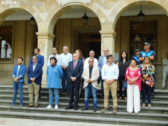 Soria muestra su indignación ante el asesinato machista de la mujer en Salas