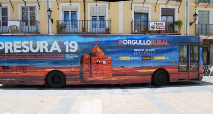 El autobús de la Repoblación llega a Valdeavellano coincidiendo con el Razón Valley Music Festival