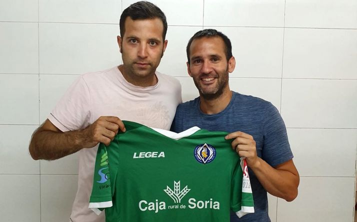 Carnicero, (izda.) con el director deportivo del club. /CDSJ