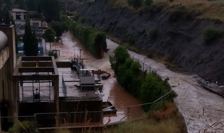 La avenida de agua revienta un muro de la depuradora