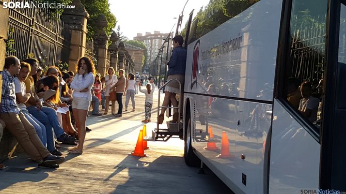 Donantes junto a la unidad móvil del Chemcyl en la capital soriana. /SN