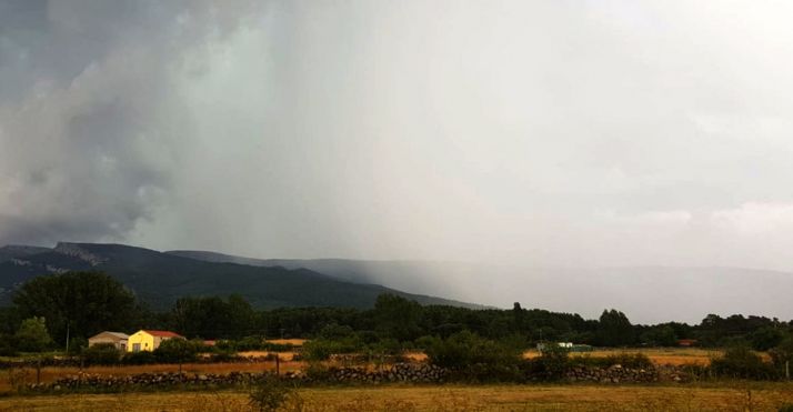 La borrasca llegando a Duruelo en la tarde de ayer. /Agustín Sandoval
