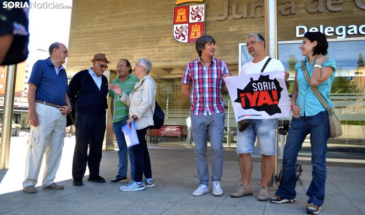 Miembros de la plataforma y de la Soria Ya ante la Delegación Territorial de la Junta este lunes. /SN