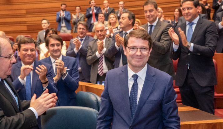 Fernández Mañueco, aclamado por la bancada popular esta tarde en las Cortes. 