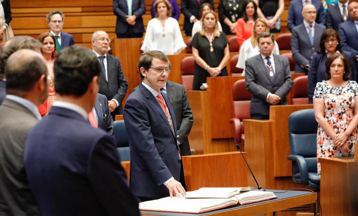 El salmantino, jurando su cargo en las Cortes regionales. 