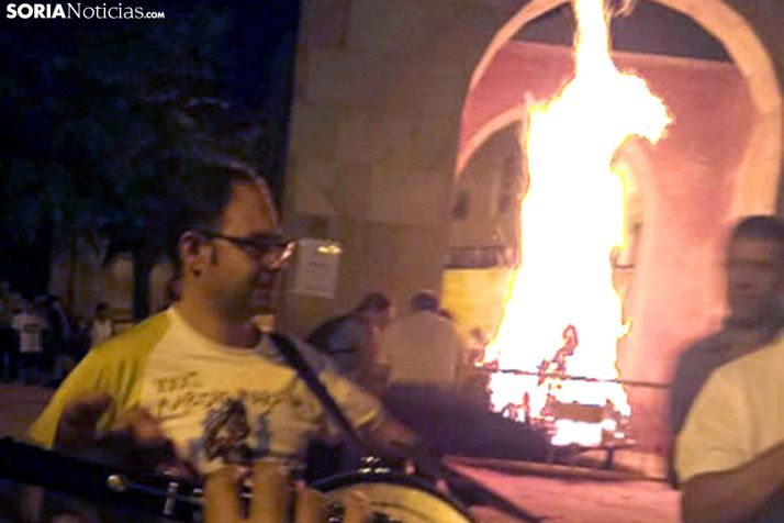 La hogera de San Lorenzo cierra las fiestas del barrio. /SN