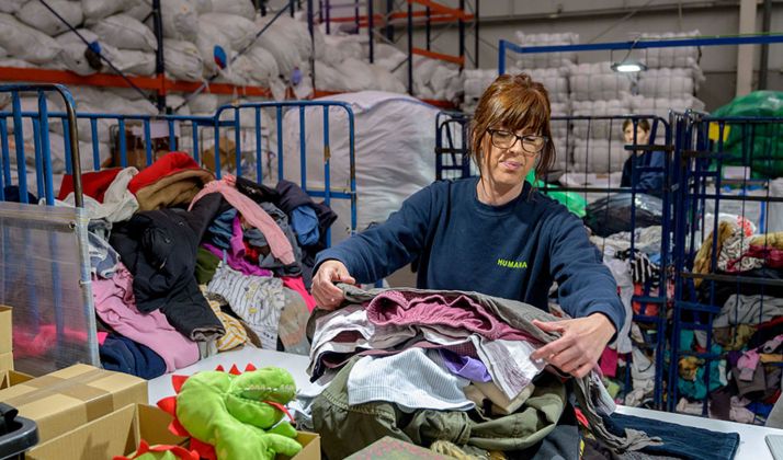 Una operaria de Humana en labores de clasificación de ropa. 