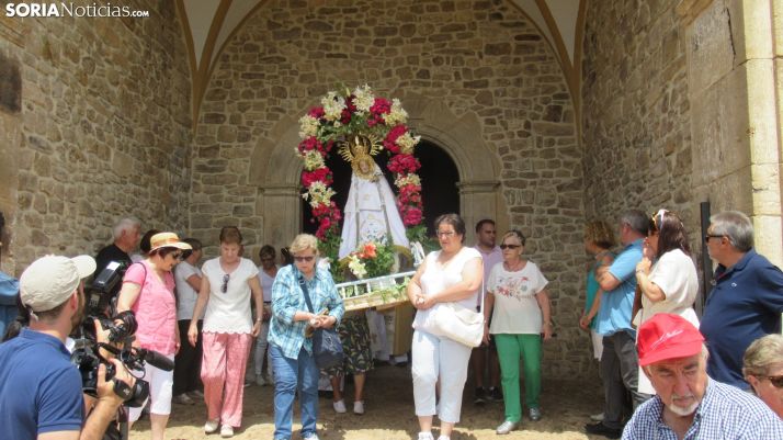 Devoción y calor en la romería de Santos Nuevos