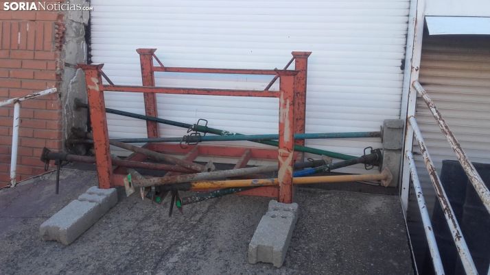 Puerta de un negocio obstruida para evitar la entrada de ladrones. /SN