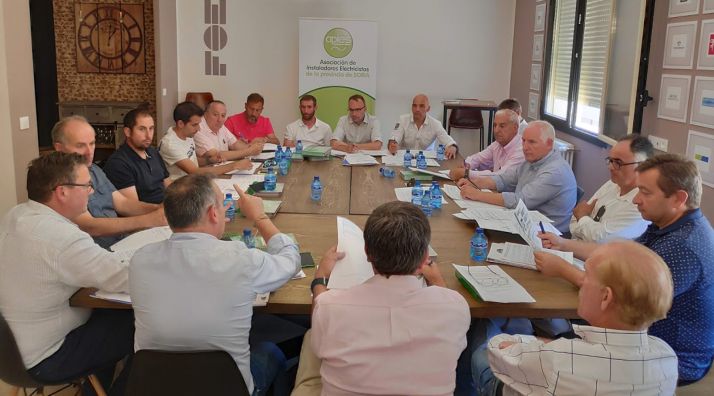 Mateo, (al fondo dcha.) en la asamblea de PECALE. 