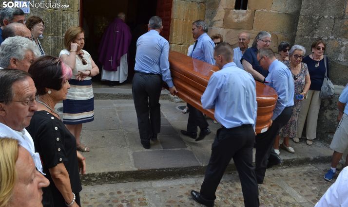 El féretro, en la entrada del templo. /SN