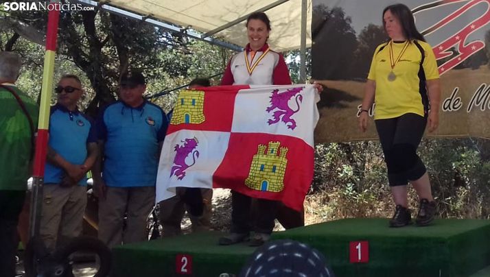 La arquera, con la enseña de Castilla y León. /SN