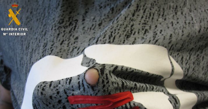 El orificio en la prenda para ocultar la cámara. /GC