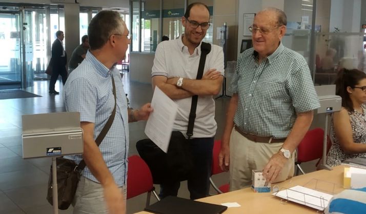 Carlos Vallejo (izda.), Fernando Arévalo y Goyo Sanz en el registro de la petición. 