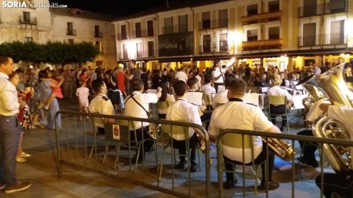 VÍDEO: El Burgo baila su primera rueda del verano por El Carmen