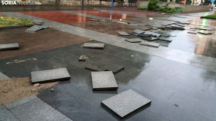 Pavimento levantado en el paseo del Espolón tras la tormenta. /SN