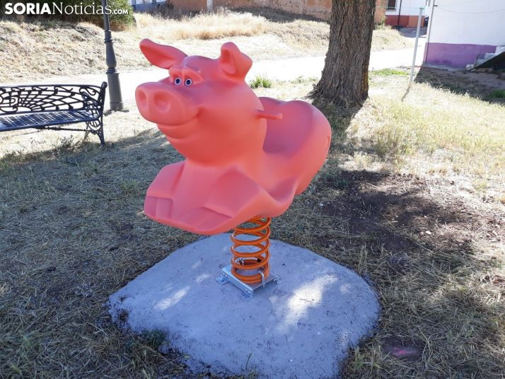 El museo al aire libre de Almarail se amplía con su rincón de homenaje al cerdo