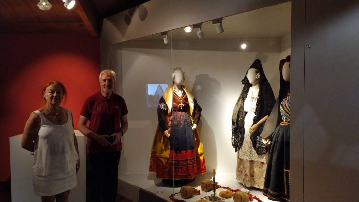 La conservadora del Museo del Traje del Ministerio visita Morón de Almazán