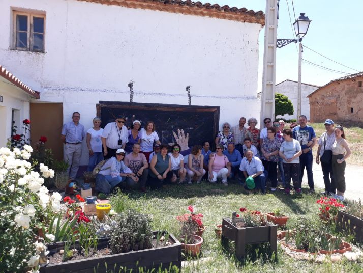 Almarail y su museo al aire libre inauguran el mural Las Manos de la Tierra