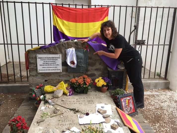 La tumba de Antonio Machado luce el pañuelo de La Cruz y San Pedro