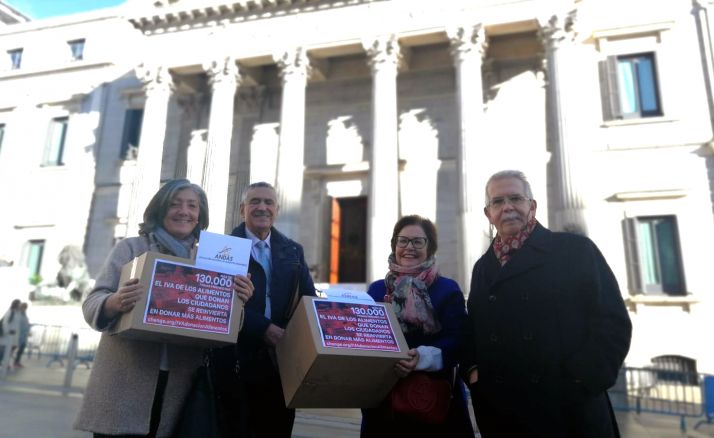 Miembros de ANDAS con las firmas recogidas. 