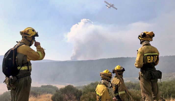 Miembros de las BRIF contemplan las labores de un hidroavión en el incendio. /BRIF