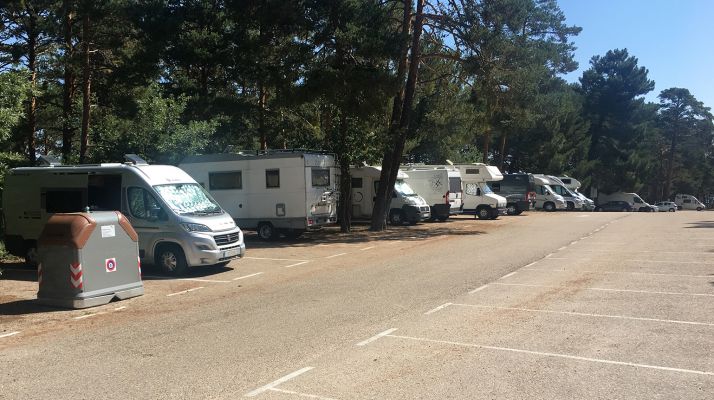 Autocaravanas estacionadas en Playa Pita este fin de semana. /ASOHTUR