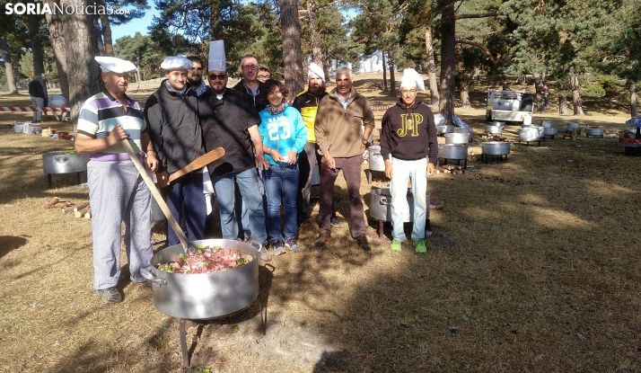 Los cocineros y voluntarios en la preparación del guiso. /SN
