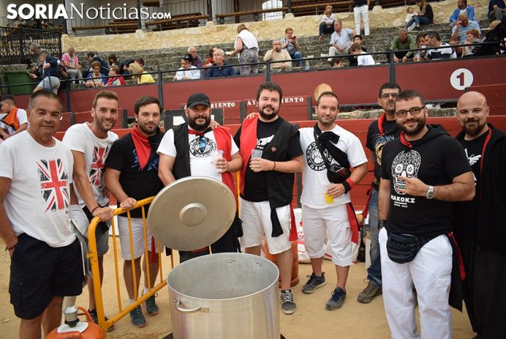 Caldereta popular en la plaza de toros de El Burgo. /SN