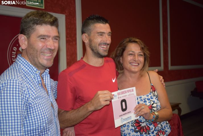 María Jesús Maján entrega el dorsal cero a Rubén Andrés, junto a Luis Oliver. /SN