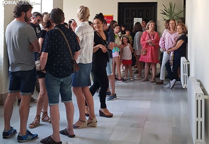 Aspirantes a extras en el Palacio de Los Castejones esta mañana de viernes. /SN