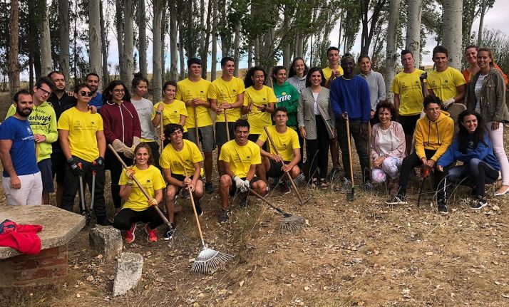 Estela López, con los jóvenes del campo de voluntariado. /Jta.