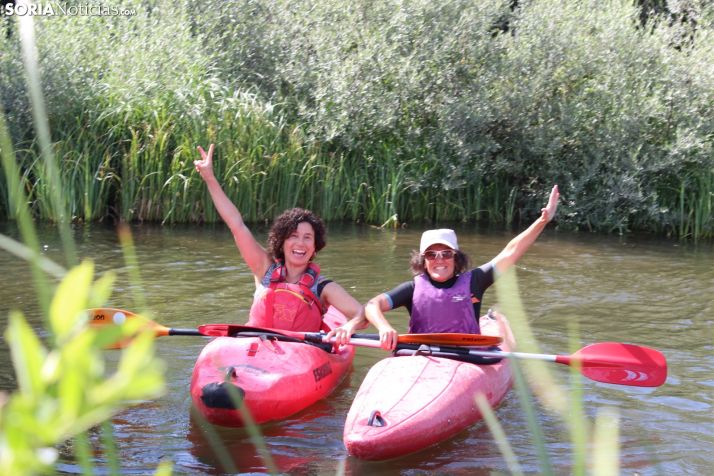 Galería acuática: Unas 50 embarcaciones reman en el XXIV Descenso Popular en Piragua 