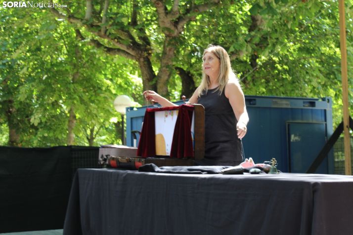 La cuentacuentos Paula Carbonell transmite fábulas en lo Alto de La Dehesa