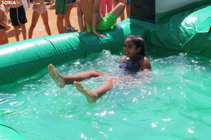 Galería de fotos: Diversión pasada por agua en la plaza Mayor de Almazán