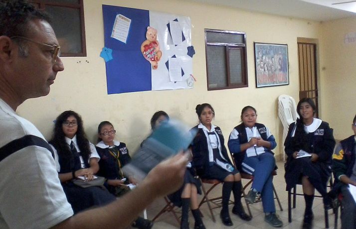 Jesús Antonio Fernández Olmedo en una escuela boliviana. 